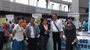 埼玉NGOネットのブースに来場された埼玉県の稲葉県民生活部長（左端）と小池国際課長（右端）